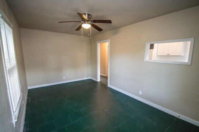Building Photo - 928 Poinsettia