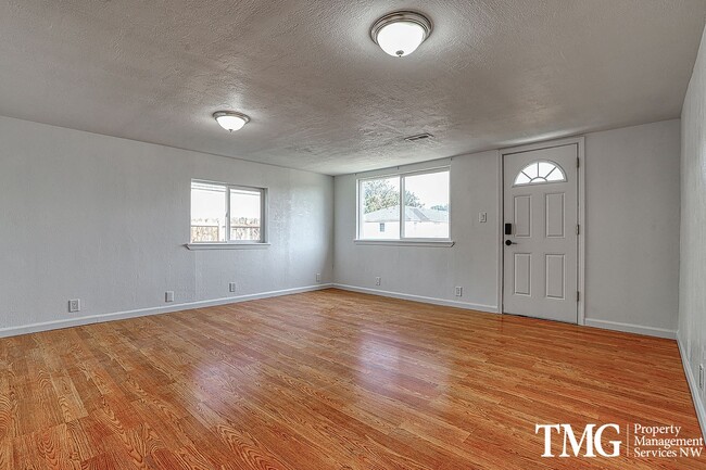 Building Photo - QUAINT 3 BEDROOM HOME-PRICED RIGHT!