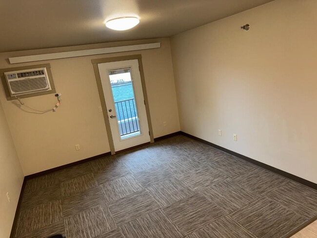 Building Photo - 922 Charles St