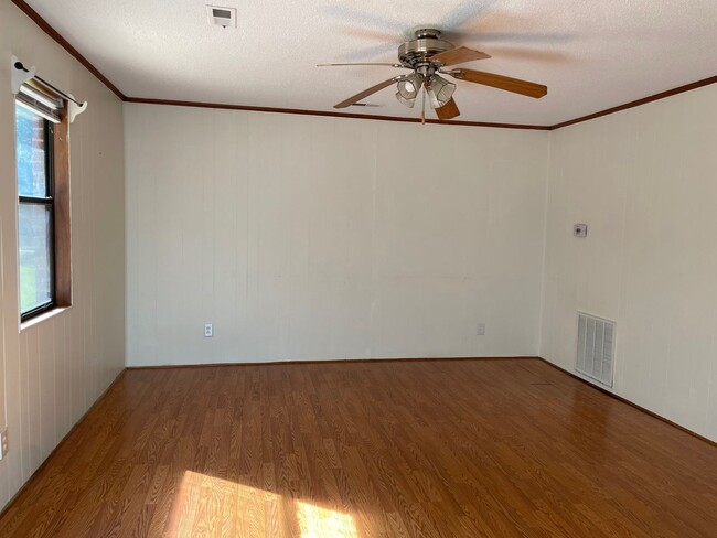 Building Photo - 1901