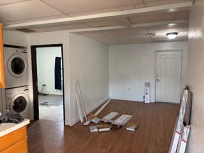 Building Photo - 2 Bed/1 Bath Duplex for Rent