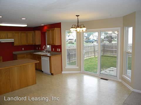 Building Photo - 8035 Oak Tree Dr N