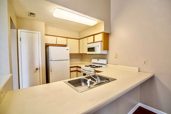 Fully-Equipped Kitchen - 522 Arrow St