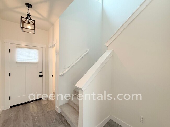 Building Photo - 2545 Natola Dr SE