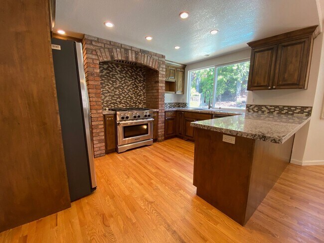 Building Photo - ALMADEN VALLEY - Sharp home with 4 large bedrooms (plus bonus room) and 3 full bathrooms, pool.
