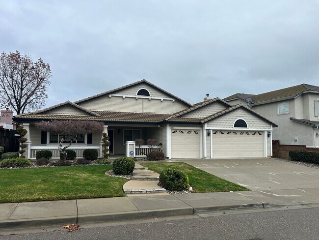 Building Photo - Beautiful Single Story 3 bedroom, 2.5 Bath...