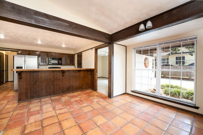 Building Photo - Clean and Spacious Duplex