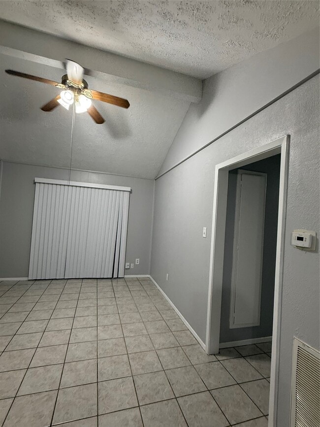 Building Photo - 5519 Mendota Ln
