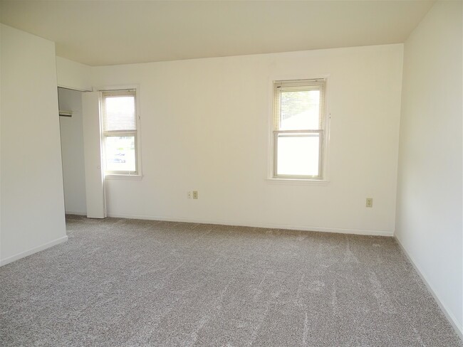 Building Photo - 677 Brunnerville Rd