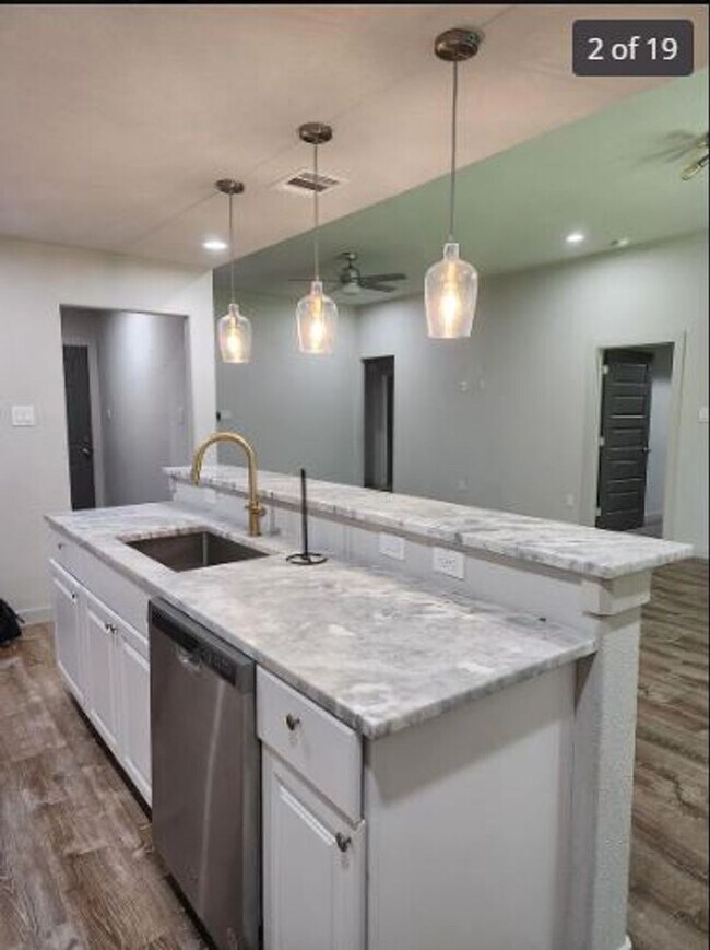 Foto del edificio - 4740 Fellows Ln