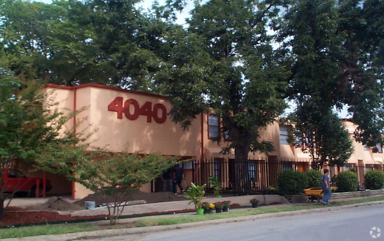 Foto del edificio - 4040 Brown Apartments