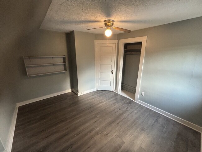 Foto del edificio - Spacious & Bright 2BR Duplex Unit Featuring Private Yard & Ample Parking