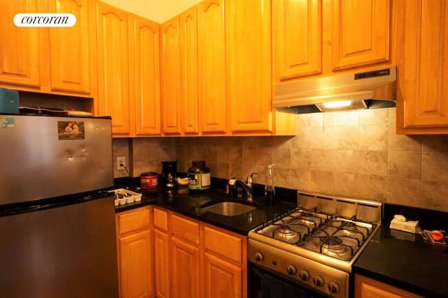 Building Photo - 486 E 74th St