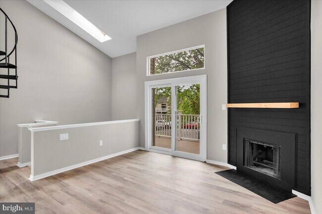 Building Photo - 1002 Gregorys Way
