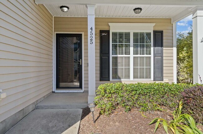 Foto del edificio - Charming 4-Bed Home in Durham with Fenced-...