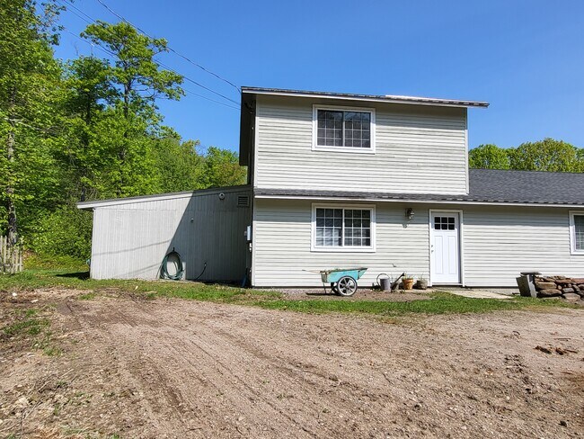 Frente y estacionamiento para el apartamento - 330 Craney Hill Rd