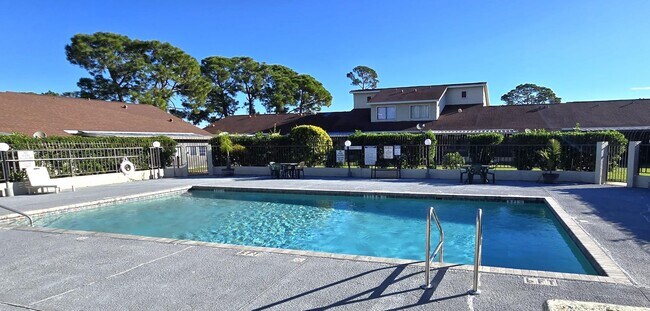 Foto del edificio - 136 Pine Island Cir