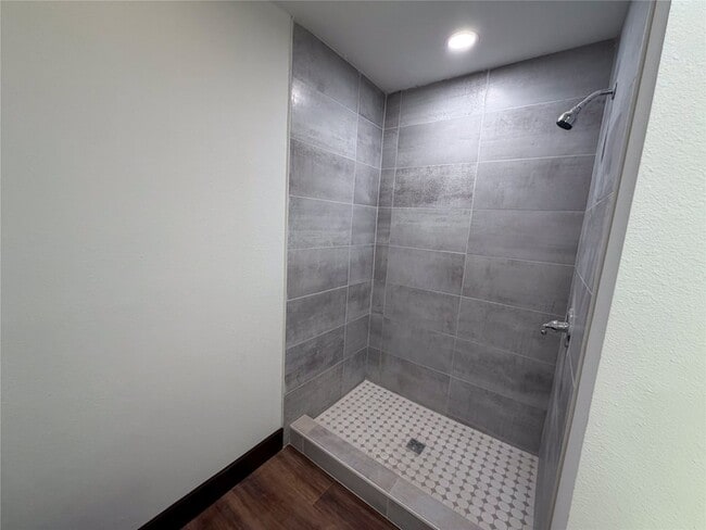 Building Photo - 107 E Stone St