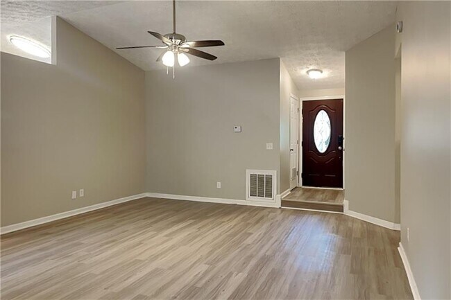 Foto del edificio - 815 Riverstone Ln