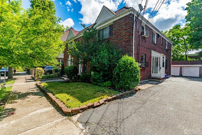 Building Photo - 126-128-128 Midland Pl