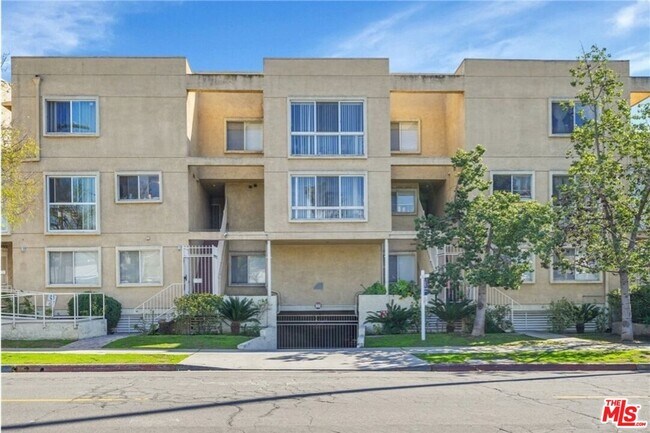 Building Photo - 108 W Maple St