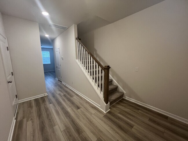 Building Photo - Modern 3 Bedroom Townhouse with Pool Acces...