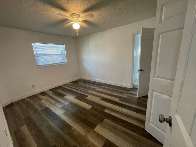 Building Photo - Newly Renovated 3/2 Available Now! HUD ACC...