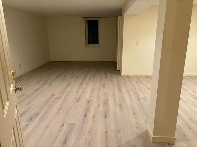 Building Photo - Spacious Studio Unit Available in Minneapolis - Great Location!