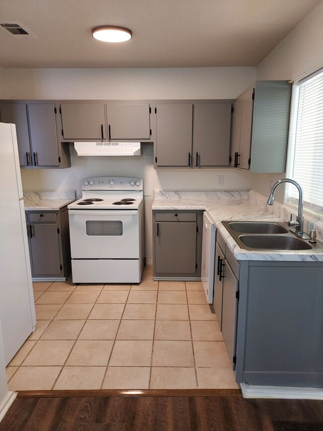 Building Photo - Newly remodeled 3/1 walking distance to re...