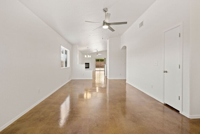 Foto del edificio - Spacious 3 Bedroom 2 Bath Home on Eastside