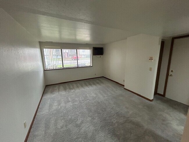 Building Photo - 1 bedroom, 1 bath with upgraded LED Lighting!