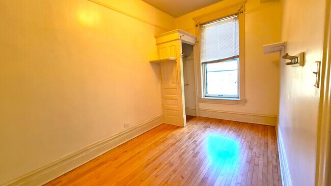 Foto del edificio - 833 W Newport Ave