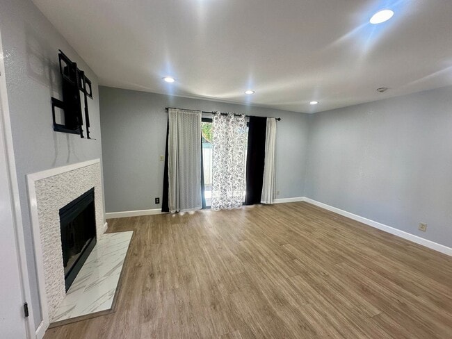 Building Photo - Price Reduced 2 Bedroom 2 Bath in Union City!