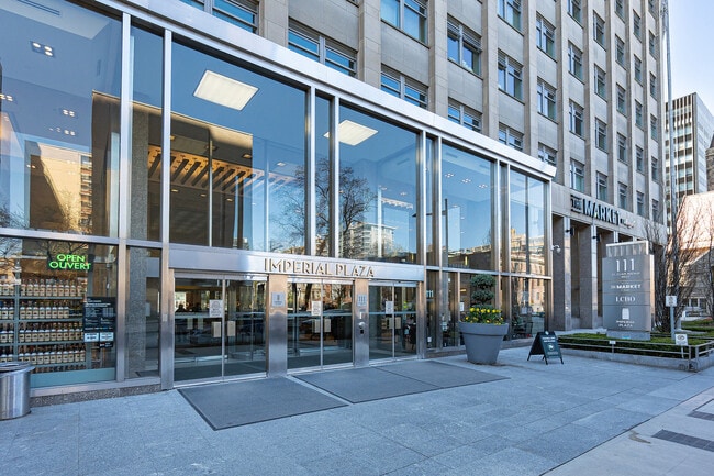 Photo du bâtiment - 111 St Clair Ave W