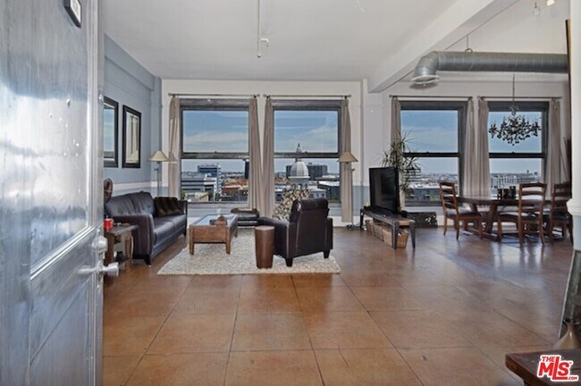 Foto del edificio - 108 W 2nd St