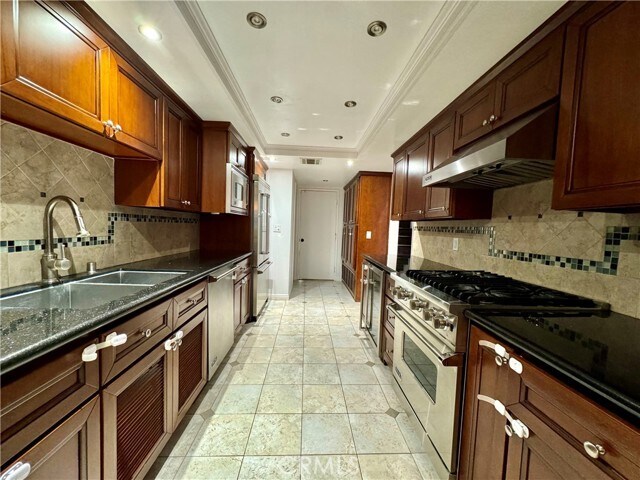 Building Photo - 236 S Marengo Ave