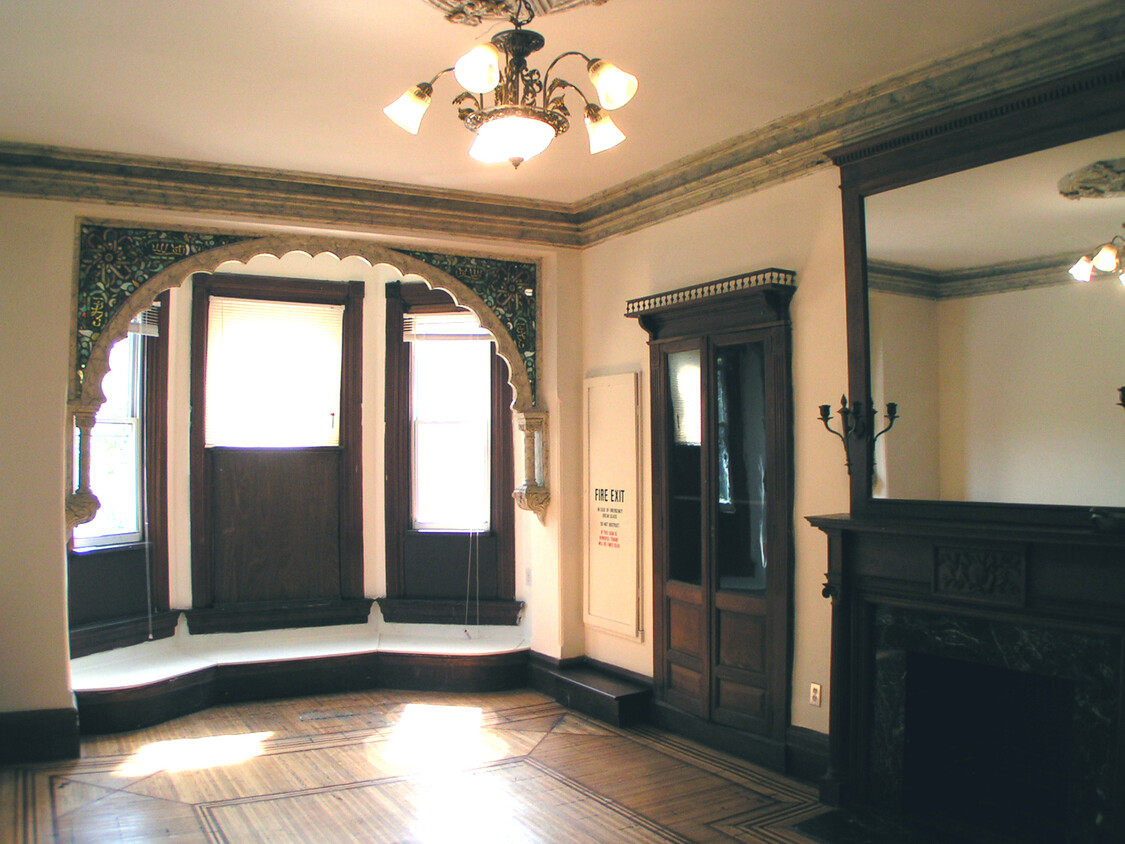 Primary Photo - Two bedroom in Bolton Hill with breathtaki...