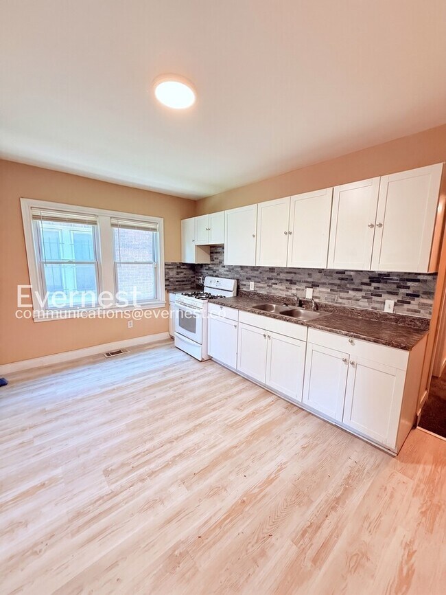 Foto del edificio - 2488 Woodmere St