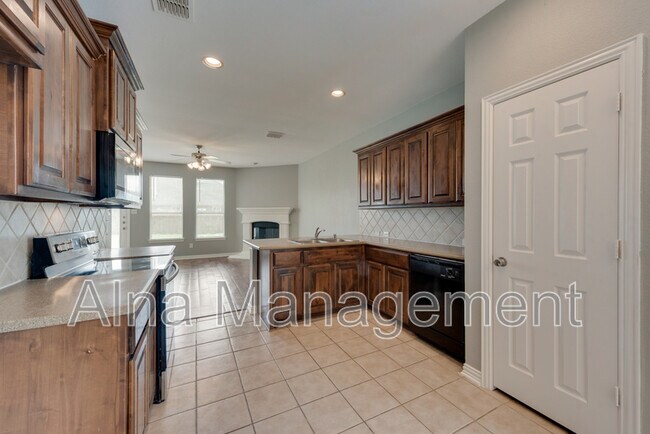 Foto del edificio - 2640 Lake Ridge Dr