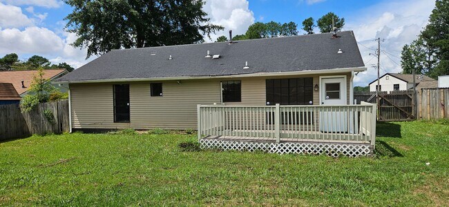 Building Photo - Cozy house on cul-de-sac walking distance ...