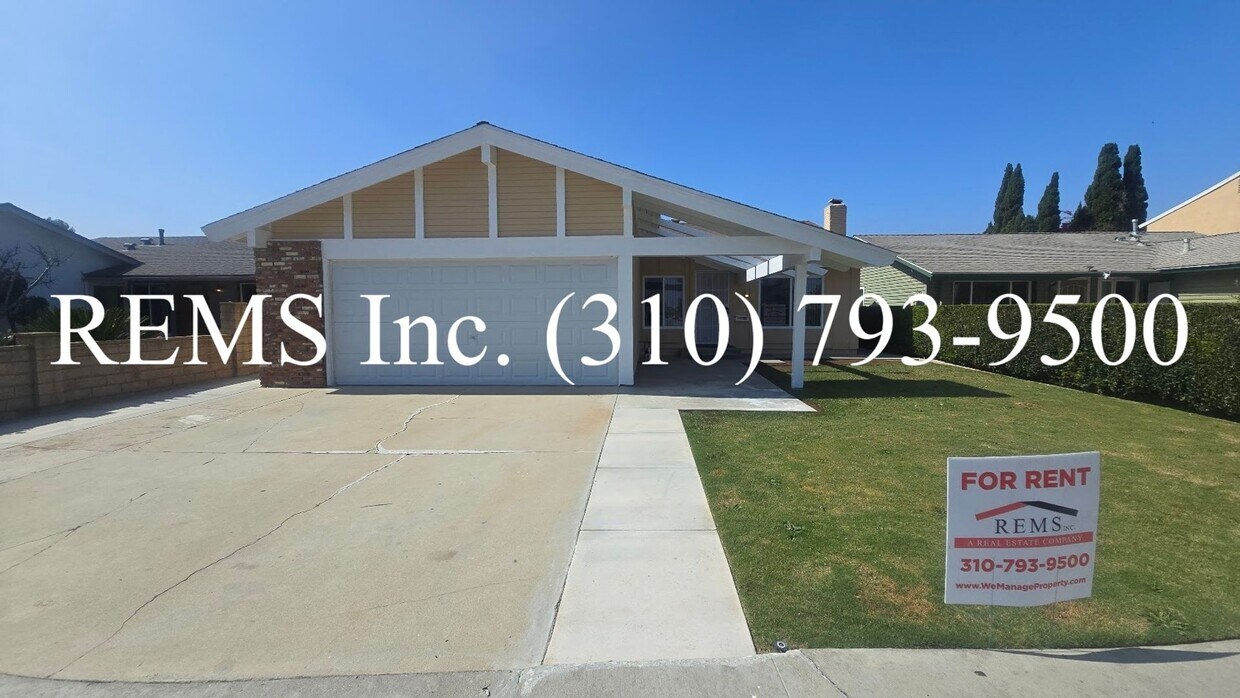 Fully Remodeled Single Family Home with Garage and Private Yard - Fully Remodeled Single Family Home with Garage and Private Yard