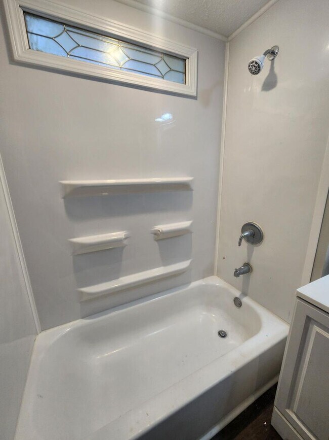 Building Photo - Spacious 3 Bedroom Duplex Near 10th and Sh...