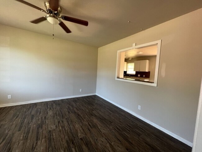 Foto del edificio - 2333 Marsalis Dr