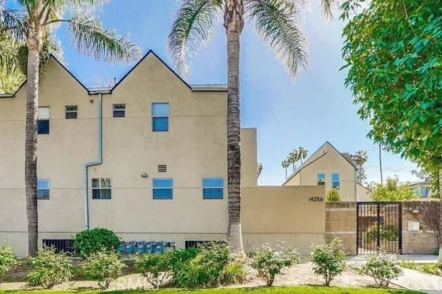 Foto principal - 14256 Victory Blvd