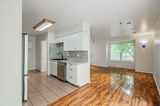 Building Photo - Spacious 4BD, 3.5BA Aurora Highlands Home ...
