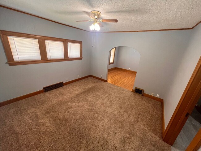 Building Photo - Spacious Home w/ Fenced Backyard