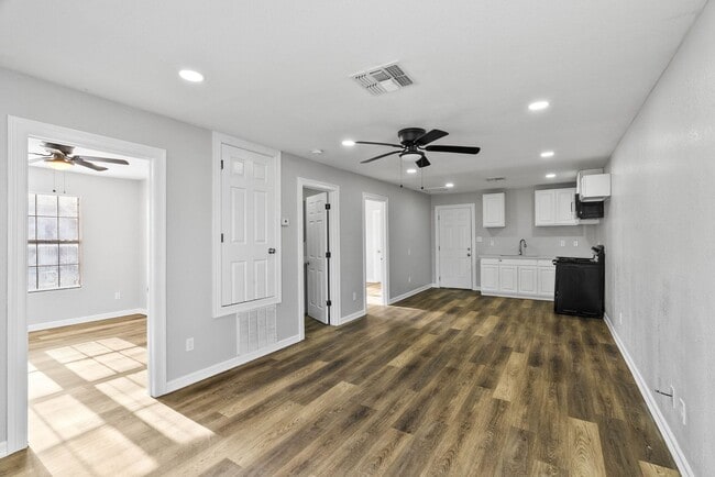 Foto del edificio - SPACIOUS TWO BEDROOM TWO BATH HOUSE!