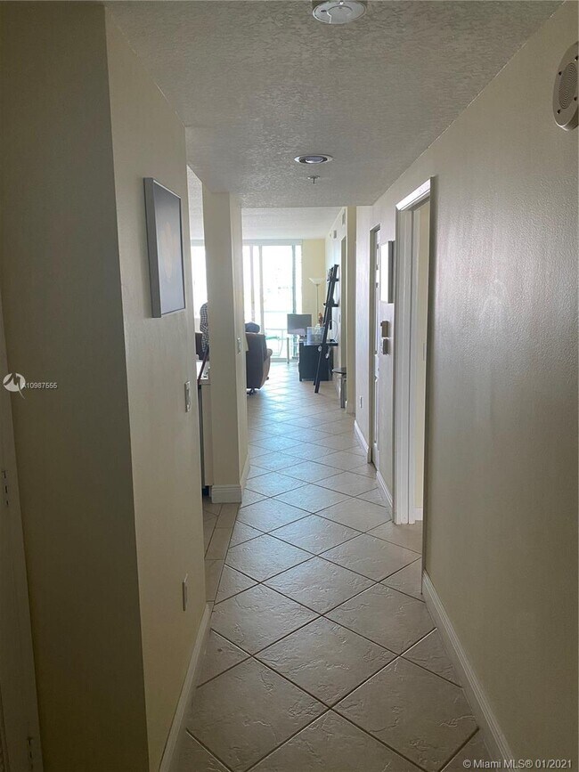Foto del edificio - 18100 N Bay Rd