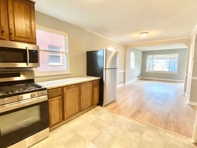 Foto del edificio - Renovated Bright and Spacious 3 Bedroom 1....