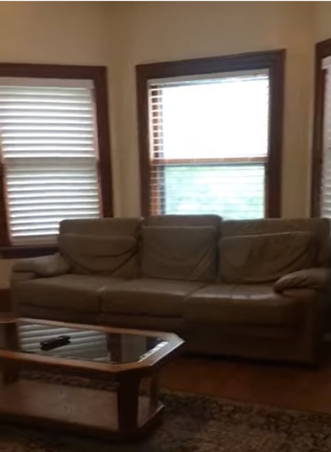 Foto del edificio - Spacious 4 Bed / 2 Bath washer/dryer in unit